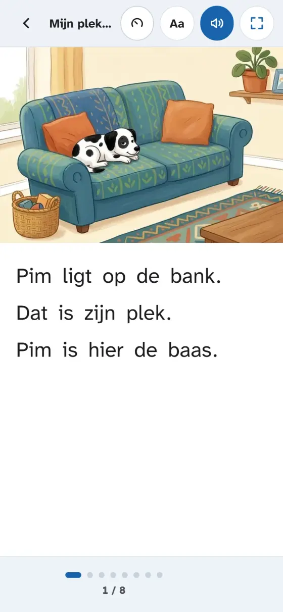 A page from a story at Niveau 2: a drawing of a dog on a blue sofa and three short Dutch sentences, meaning: Pim is lying on the sofa. That is his spot. Pim is the boss here.